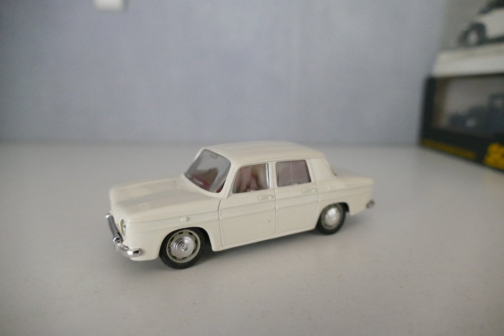 Yellow Renault 8 Major from 1962 (Norev) – 1/43 scale model